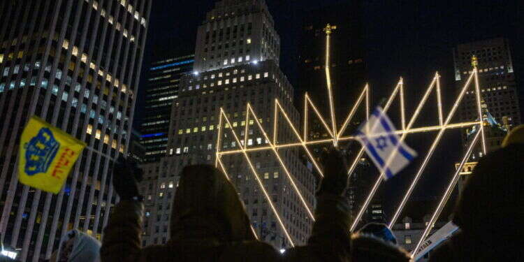 הדלקת החנוכייה הגדולה בעולם בניו יורק, אמש. צילום: AFP האו"ם מכיר בחגים של דתות אחרות – אך לא של יהודים