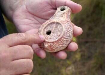 נר החרס הנדיר. צילום אמיל אלג'ם, רשות העתיקות (1) נחשף בחפירה בירושלים: נר שמן נדיר בן כ-1,700 שנה, ועליו סמלי המקדש