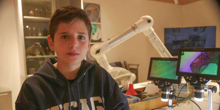 במהלך פעילות בית ספרית: ילד גילה תליון צלב בן כ-100 שנה