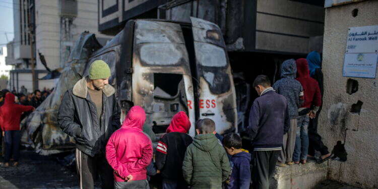 רכב המחבלים שהותקף. צילום: EPA צה"ל: ההרוגים בתקיפה בעזה – מחבלים ולא עיתונאים