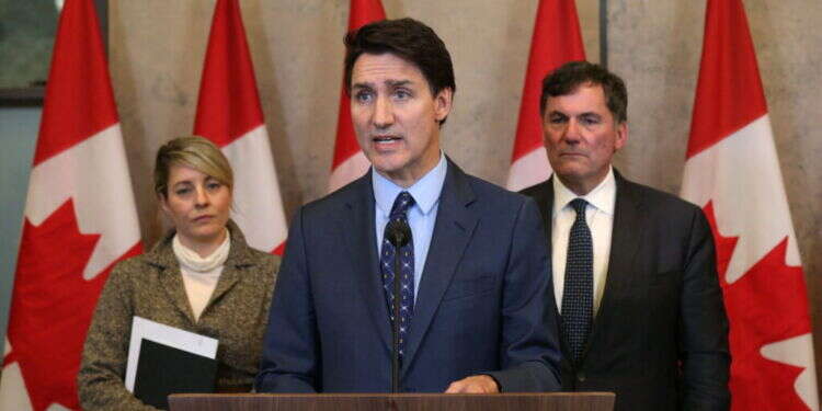 ראש ממשלת קנדה ג'סטין טרודו, לצד השרים מלאני ג'ולי ודומיניק לבלנק. צילום: Dave Chan / AFP כמעט שנה אחרי ארה"ב: קנדה הגדירה את החות'ים כארגון טרור