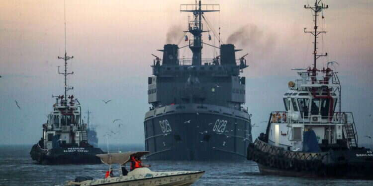 תרגיל ימי משותף לאיראן ואזרבייג'ן בים הכספי, בנמל אנזלי.
צילום: משרד התקשורת של צבא איראן - AFP תרגיל ימי משותף בין איראן לאזרבייג'ן בים הכספי, בנמל אנזלי. צילום: משרד התקשורת של צבא איראן - AFP