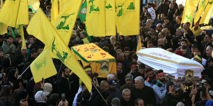 הלוויית פעילי חיזבאללה בלבנון. צילום: AFP מבסיס סודי בצפון: פורסמו פרטים נוספים על מתקפת הביפרים