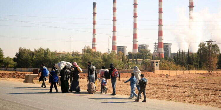 אזרחים סורים נמלטים מחלב לאחר שכוחות המורדים השתלטו עליה. צילום: AFP