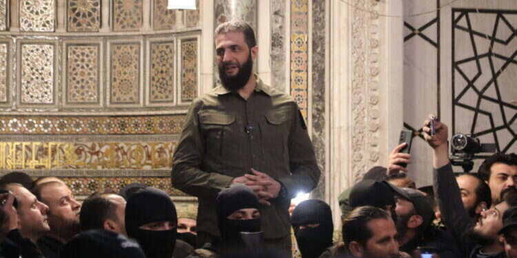 אבו־מוחמד אל־ג'ולאני נואם במסגד בדמשק, אחרי נפילת אסד. צילום: איי.אף.פי אבו־מוחמד אל־ג'ולאני. צילום: איי.אף.פי