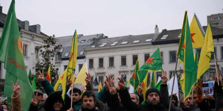 מפגינים כורדים בבריסל. צילום: Nicolas TUCAT / AFP סוף למלחמה? הכורדים בסוריה קוראים להפסקת הלחימה ולדיאלוג עם השלטון החדש