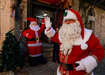 "מרי כריסמס": עיריית ירושלים חילקה מאות עצי אשוח לתושביה הנוצרים