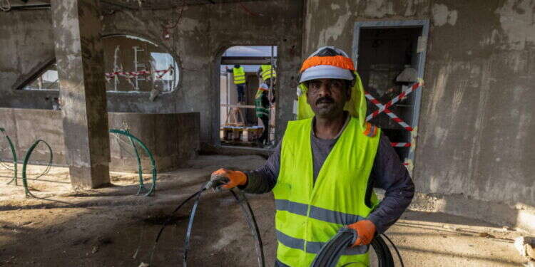 פועלי בניין הודים בישראל. צילום: AFP כבר לא ערבית: באתרי הבנייה בישראל שומעים שפה שונה