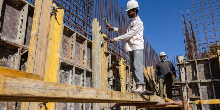 כבר לא ערבית: באתרי הבנייה בישראל שומעים שפה שונה