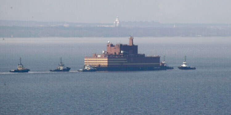 תחנת הכוח הגרעינית הצפה אקדמיק לומונוסוב. צילום: איי.פי הדבר הגדול הבא: מדינות ערב בונות כורים גרעיניים אזרחיים – וישראל נותרת מאחור