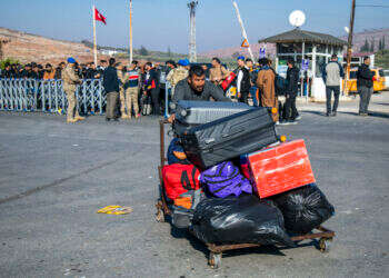פליטים סורים בגבול טורקיה: "כולם יחזרו, אף אחד לא יישאר כאן"