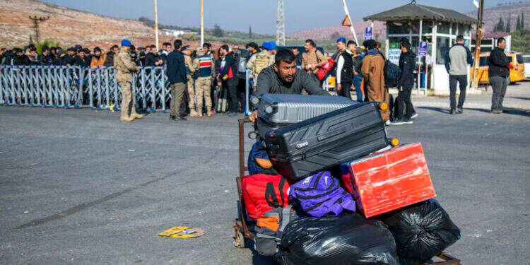 פליטים סורים בגבול טורקיה: "כולם יחזרו, אף אחד לא יישאר כאן"