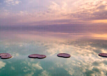 בירור סוגיות נסתרות על העולם הבא ואמונה בתורה מן השמיים. "פנקייקים בשמיים״. צילום רחפן: אסף עמרן. צולם במסגרת פרויקט ״יופי גווע״ בים המלח