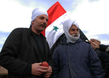 דרוזים על רקע דגל סוריה. צילום: חאמד אלמאקאת, פלאש 90 הזדמנות נדירה: ישראל צריכה לכרות ברית עם הכורדים והדרוזים בסוריה