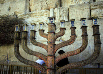 חנוכייה בכותל המערבי. צילום:  Muammar Awad/Flash90 צפו בשידור: הדלקת נר ראשון של חנוכה בכותל המערבי