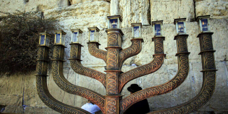 חנוכייה בכותל המערבי. צילום:  Muammar Awad/Flash90 צפו בשידור: הדלקת נר ראשון של חנוכה בכותל המערבי