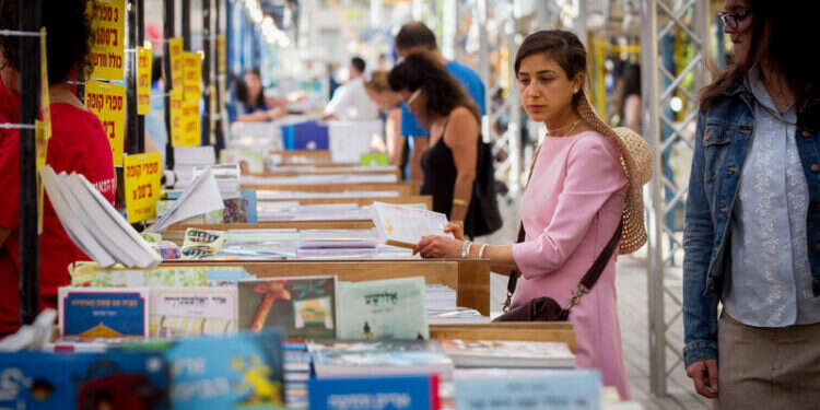 רווקה חרדית תקבל פיצוי לאחר שסרבו להשאיל לה ספרים "למבוגרים בלבד"