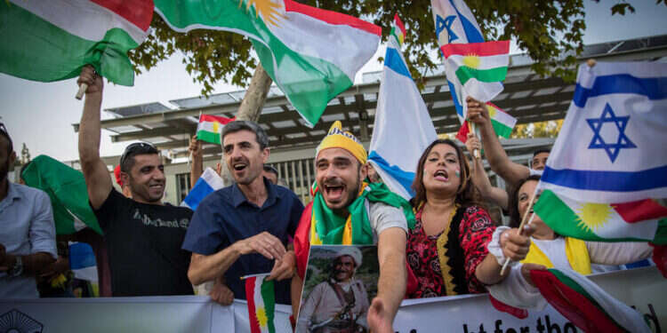 דגלי ישראל וקורדיסטן בהפגנה בירושלים. צילום: יונתן זינדל, פלאש 90 הזדמנות נדירה: ישראל צריכה לכרות ברית עם הכורדים והדרוזים בסוריה