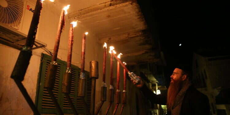 כוכב יאיר-צור יגאל: ראש המועצה ביטלה את הדלקת הנרות היומית של חב"ד