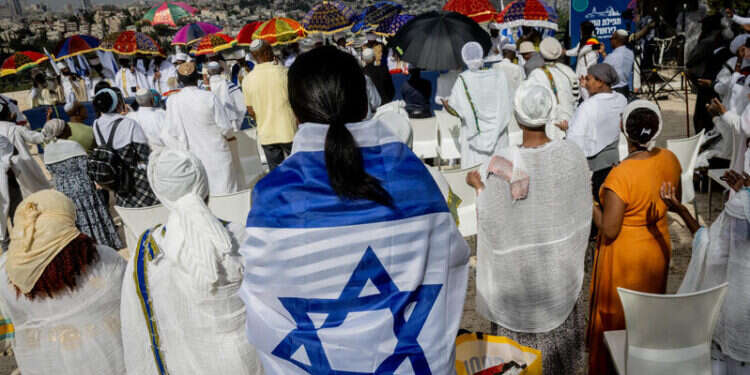 בני העדה האתיופית חוגגים את חג הסיגד. צילום: חיים גולדברג/פלאש 90 לראשונה: שיעור הזכאות לבגרות בקרב יוצאי אתיופיה השתווה לשיעור הכללי