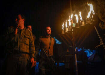 הדלקת נרות בגבול הרצועה, חנוכה תשפ"ד. צילום: חיים גולדברג, פלאש 90