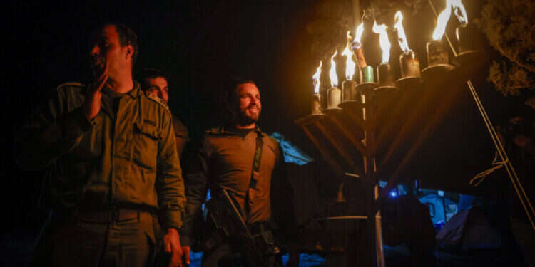 הדלקת נרות בגבול הרצועה, חנוכה תשפ הדלקת נרות בגבול הרצועה, חנוכה תשפ"ד. צילום: חיים גולדברג, פלאש 90