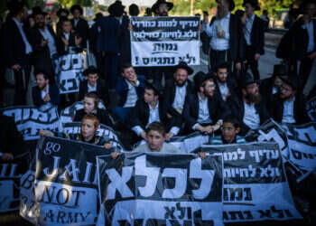 "זאת תפיסה שאומרת שהקב"ה ברא את הישיבה, ואחר כך ברא את העולם מסביב". הפגנה נגד גיוס החרדים לצה"ל. צילום: אריק מרמור, פלאש 90