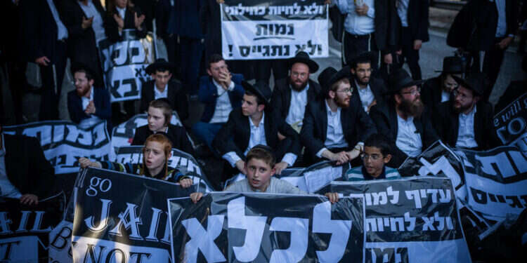 חרדים מפגינים נגד גיוס לצה "זאת תפיסה שאומרת שהקב"ה ברא את הישיבה, ואחר כך ברא את העולם מסביב". הפגנה נגד גיוס החרדים לצה"ל. צילום: אריק מרמור, פלאש 90