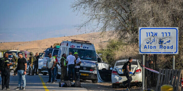 כוחות הביטחון בזירת הפיגוע בבקעת הירדן. צילום: מיכאל גלעדי - פלאש 90 כוחות הביטחון בזירת הפיגוע בבקעת הירדן. צילום: מיכאל גלעדי - פלאש 90
