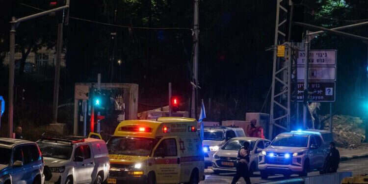 כוחות הביטחון ומד פיגוע דריסה בצומת הגוש: גבר כבן 25 נפצע בינוני