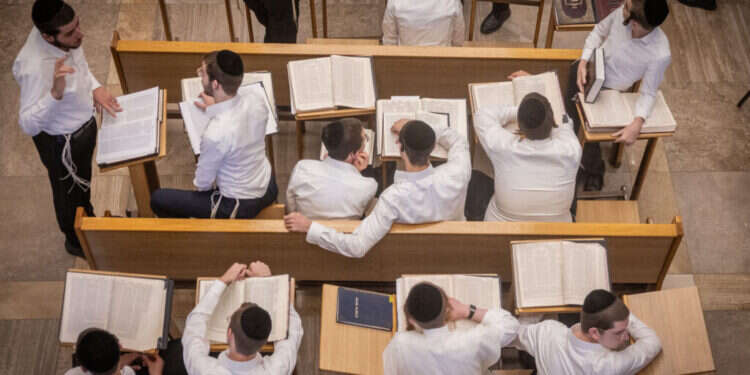 "בשביל תלמיד בפוניבז' או במיר, להתגייס זה כמו שמישהו יבוא ויגיד לו 'סע לטיבט'". צילום: חיים גולדברג, פלאש 90