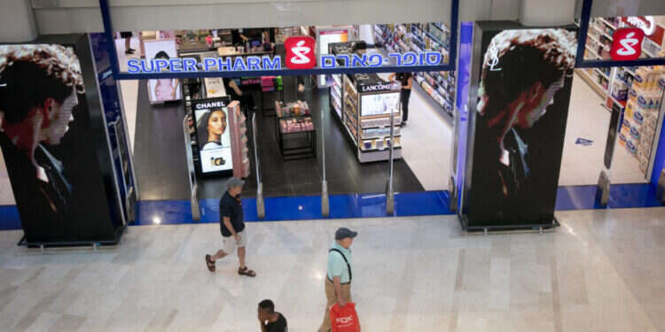 סניף סופר פארם. אילוסטרציה. צילום: מרים אלסטר / פלאש 90 חיילים? מהיום תוכלו לקבל תרופות בבתי המרקחת האזרחיים