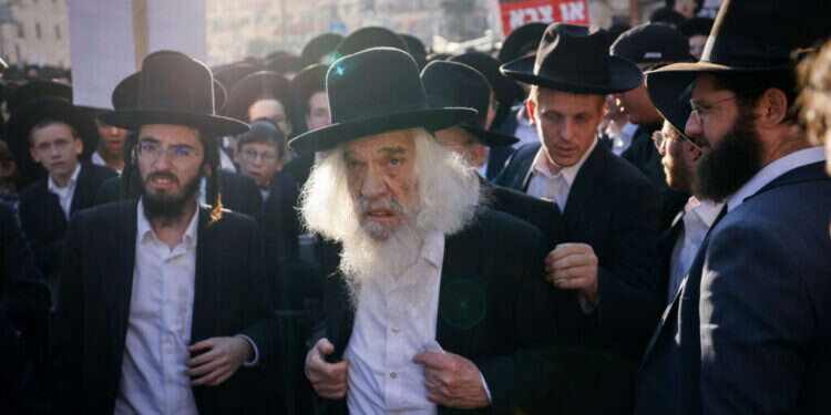 הרב דויטש בהפגנה נגד הגיוס, בחודש אפריל. צילום: חיים גולדברג, פלאש 90 הרב דויטש בהפגנה נגד הגיוס, בחודש אפריל. צילום: חיים גולדברג, פלאש 90