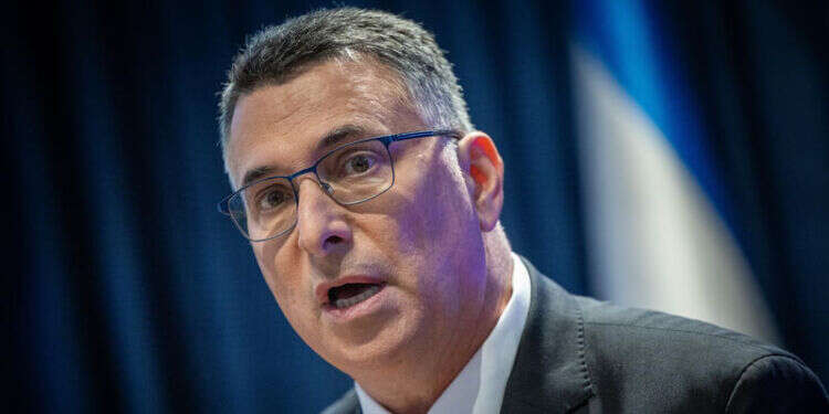 שר החוץ גדעון סער. צילום: יונתן זינדל, פלאש 90 "חצתה את כל הקווים האדומים": ישראל סוגרת את השגרירות באירלנד