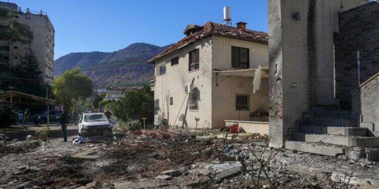 זירת נפילה בקריית־שמונה, 2024. צילום: אייל מרגולין, פלאש 90 זירת נפילה בקריית־שמונה. צילום: אייל מרגולין, פלאש 90