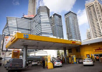 תחנת דלק בתל אביב, אילוסטרציה. צילום: מרים אלסטר, פלאש 90 באמצעות M16: שוטר מואשם שירה באזרח בתחנת דלק