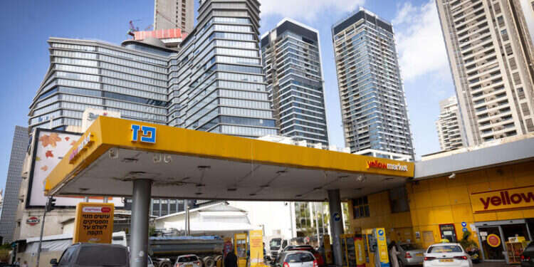 באמצעות M16: שוטר מואשם שירה באזרח בתחנת דלק