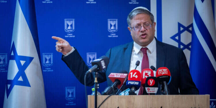 השר בן-גביר בהצהרה, הערב. צילום: יונתן זינדל - פלאש 90 השר בן-גביר בהצהרה, הערב. צילום: יונתן זינדל - פלאש 90