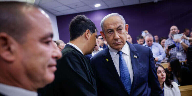 ראש הממשלה בנימין נתניהו בבית המשפט לפני עדותו. צילום: חיים גולדברג - פלאש 90