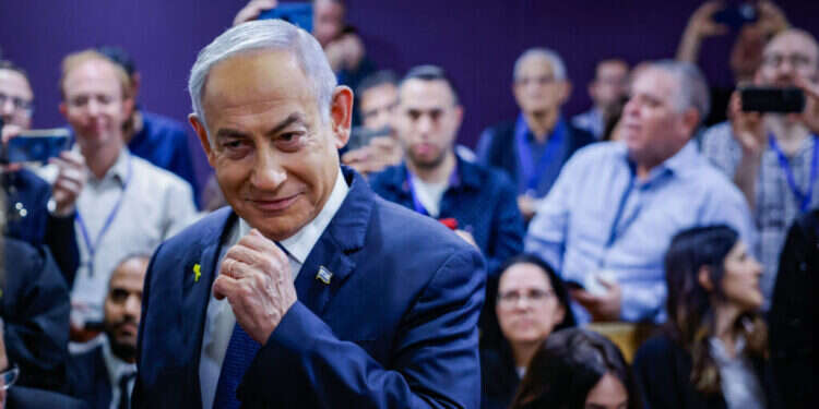 ראש הממשלה בנימין נתניהו בבית המשפט לפני עדותו. צילום: חיים גולדברג - פלאש 90 משפט נתניהו כמשל: הדיפ סטייט בישראל עמוק משאתם חושבים