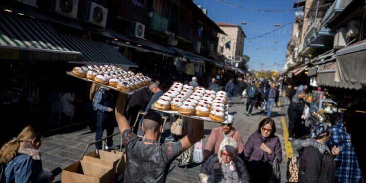 סופגניות - רק עם ריבה. שוק מחנה יהודה, השבוע. צילום: פלאש 90 כפסע מחמישים