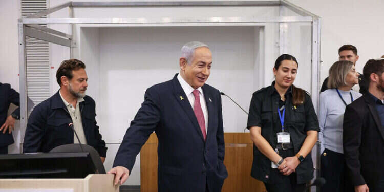 נתניהו באולם המשפט. צילום: מוטי מילרוד, פלאש 90 נתניהו על שרה: "אני לא יודע עם מי היא מדברת"