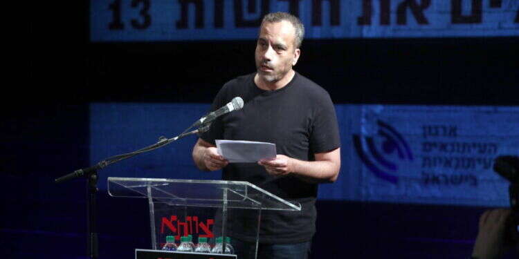 עת לחשבון נפש בתאגיד. המנכ״ל יוכפז בכנס מחאה. צילום: גדעון מרקוביץ עת לחשבון נפש בתאגיד. המנכ״ל יוכפז בכנס מחאה. צילום: גדעון מרקוביץ