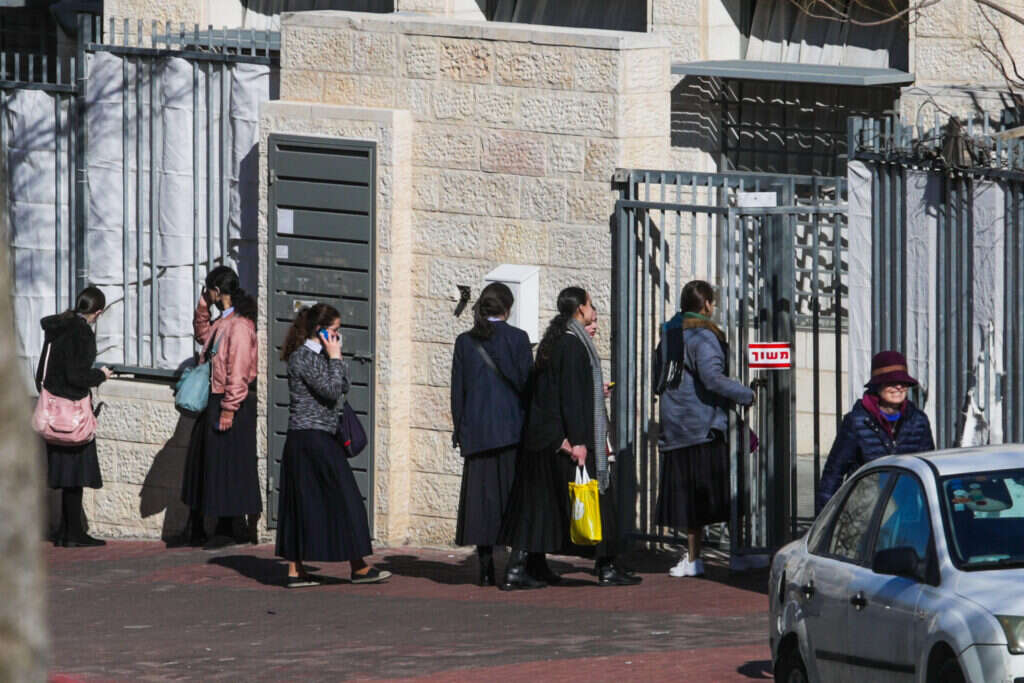 "אני צריכה להכין את הבנות לדגם הבית החרדי החדש". בנות סמינר, אילוסטרציה. צילום: אורן בן חקון