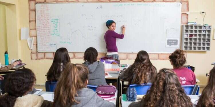 שאלות של מוסר וזהות. שיעור באולפנה, אילוסטרציה. צילום: אבישג שאר־ישוב