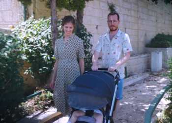 גיא פרוקופץ שורק ומאור אלבק שורק. צילום מסך מתוך סרטון שטר הביטחון ברשתות החברתיות ארגונים למניעת עגינות מקדמים שטר הרשאה לגט במצבי אסונות טרגיים