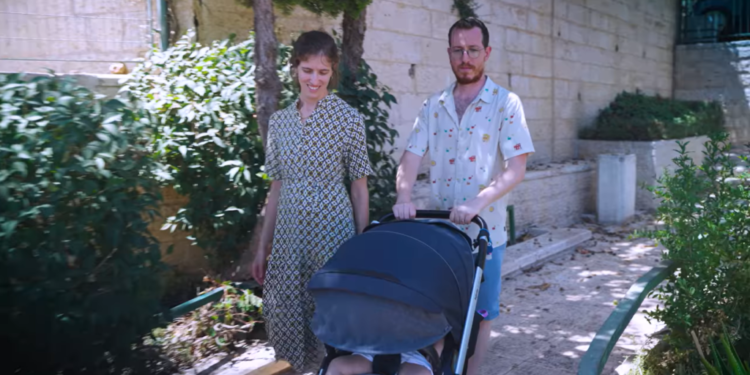 גיא פרוקופץ שורק ומאור אלבק שורק. צילום מסך מתוך סרטון שטר הביטחון ברשתות החברתיות ארגונים למניעת עגינות מקדמים שטר הרשאה לגט במצבי אסונות טרגיים
