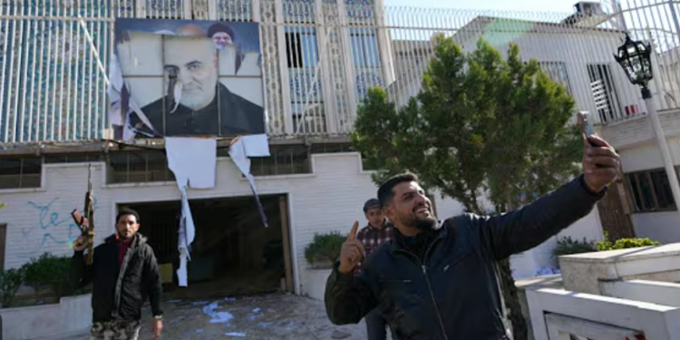 שגרירות איראן בדמשק אחרי השתלטות המורדים. צילום מסך מיוטיוב איראן: "נוכחותנו בסוריה הייתה מהותית ועקרונית, נפתח שגרירות מחדש"