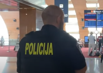 אזרח אוסטרי נעצר במכוניתו כשבמושב לידו יושבת גופה