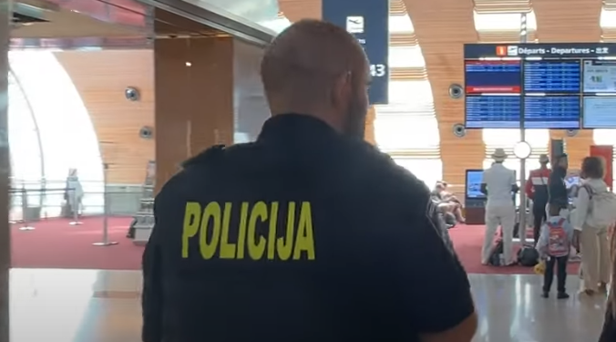 אזרח אוסטרי נעצר במכוניתו כשבמושב לידו יושבת גופה